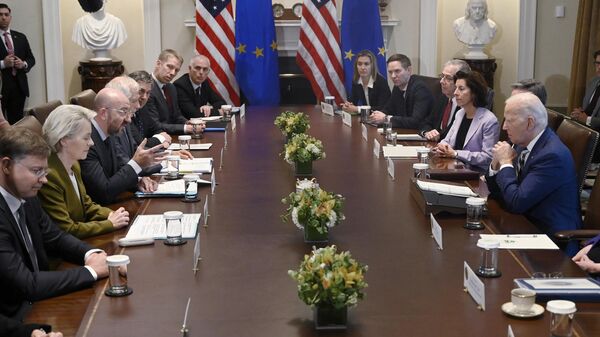 El mandatario de EEUU, Joe Biden (a la derecha), se reúne con la presidenta de la Comisión Europea, Ursula von der Leyen (3.ª a la izquierda), y el jefe del Consejo Europeo, Charles Michel (4.º a la izquierda), durante la cumbre UE-EEUU en la Casa Blanca en Washington, el 20 de octubre de 2023   - Sputnik Mundo