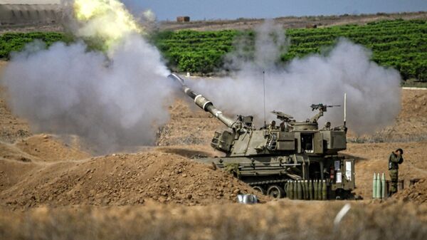 Unidades de artillería israelíes disparan hacia la Franja de Gaza, en el sur de Israel, el 13 de octubre de 2023 - Sputnik Mundo