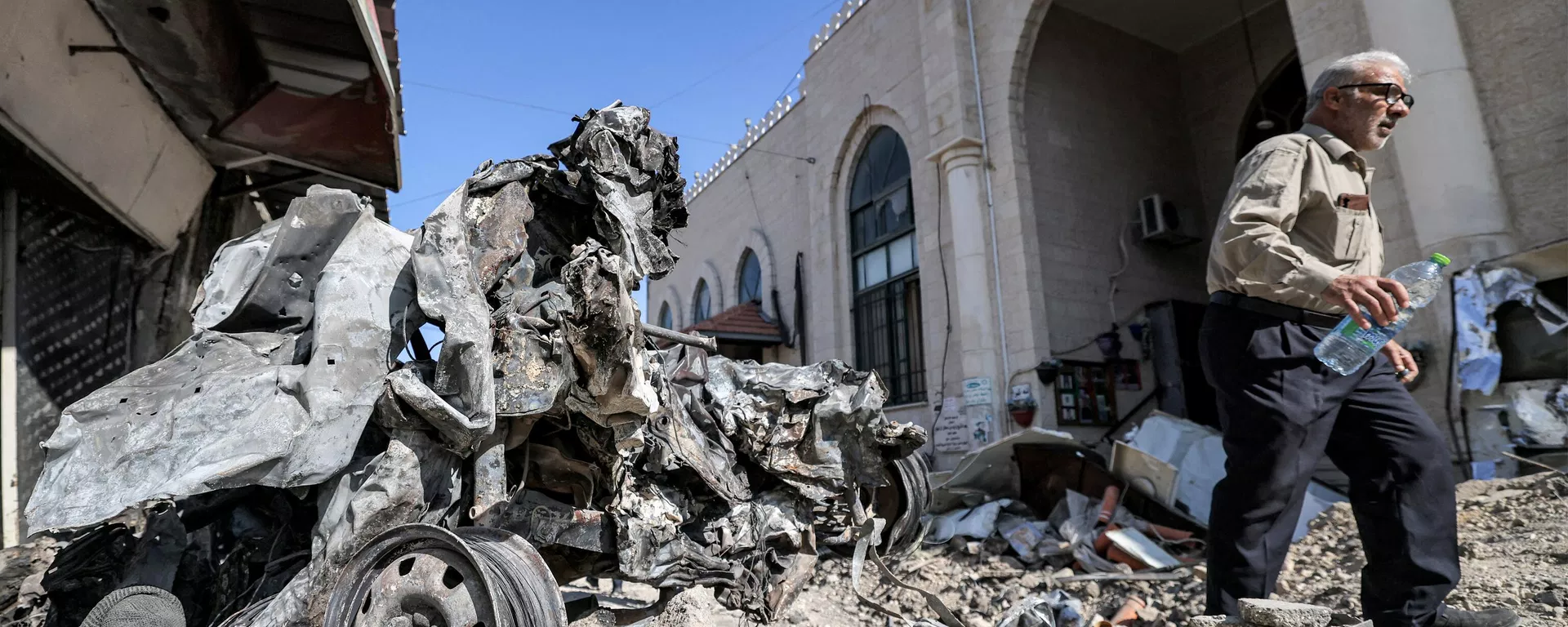 Una persona camina entre escombros afuera de una mezquita en Cisjordania, en la ciudad de Yenín (imagen referencial). Una persona camina entre escombros afuera de una mezquita en Cisjordania, en la ciudad de Yenín (imagen referencial). - Sputnik Mundo, 1920, 22.10.2023