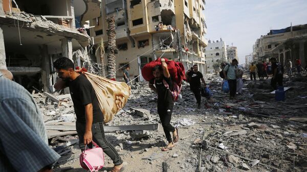 Personas afectadas por el asedio israelí contra la Franja de Gaza - Sputnik Mundo