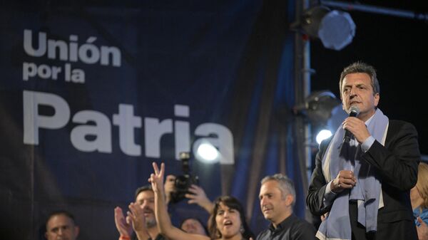 El candidato del peronismo, Sergio Massa, se dirige a sus simpatizantes tras ganar en la primera vuelta electoral de este 22 de octubre. - Sputnik Mundo