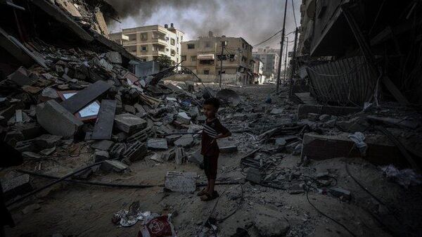 Un niño en medio de la destrucción que el Ejército de Israel ha provocado durante su último asedio a Gaza - Sputnik Mundo