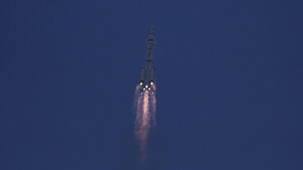 El cohete Larga March que transporta la tripulación en la nave espacial Shenzhou-17 - Sputnik Mundo