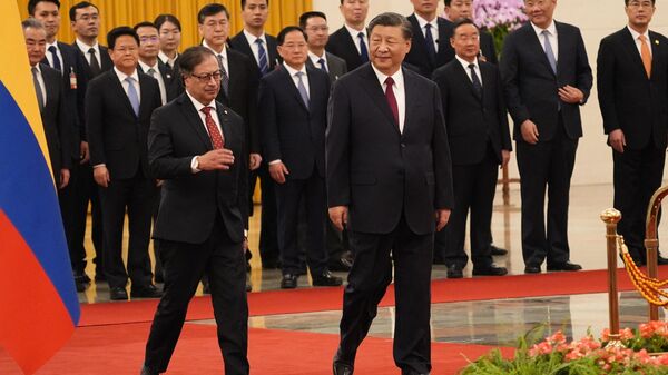 Gustavo Petro y Xi Jinping en Pekín - Sputnik Mundo