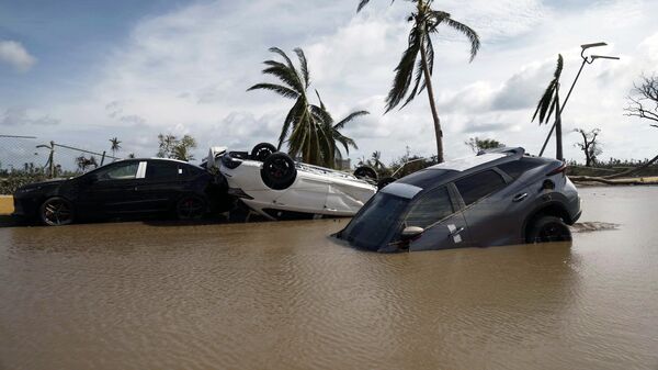 Autos parcialmente bajo el agua tras el paso del huracán Otis en la Zona Diamante de Acapulco, estado de Guerrero, México, el 27 de octubre de 2023.  - Sputnik Mundo