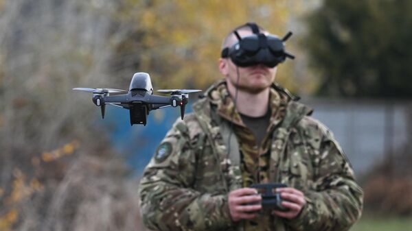 Un soldado ruso utiliza el dron FPV - Sputnik Mundo