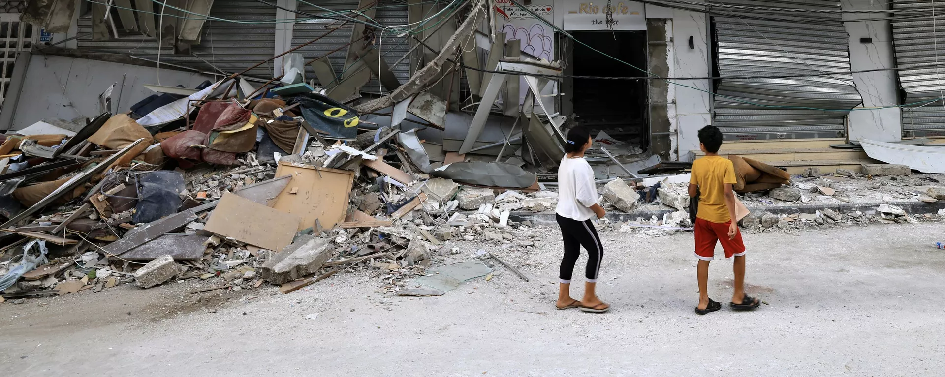 Dos niños observan un edificio destruido por los bombardeos israelíes en la Franja de Gaza - Sputnik Mundo, 1920, 31.10.2023