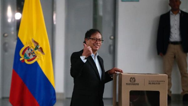 El presidente de Colombia, Gustavo Petro, votando en las elecciones regionales - Sputnik Mundo