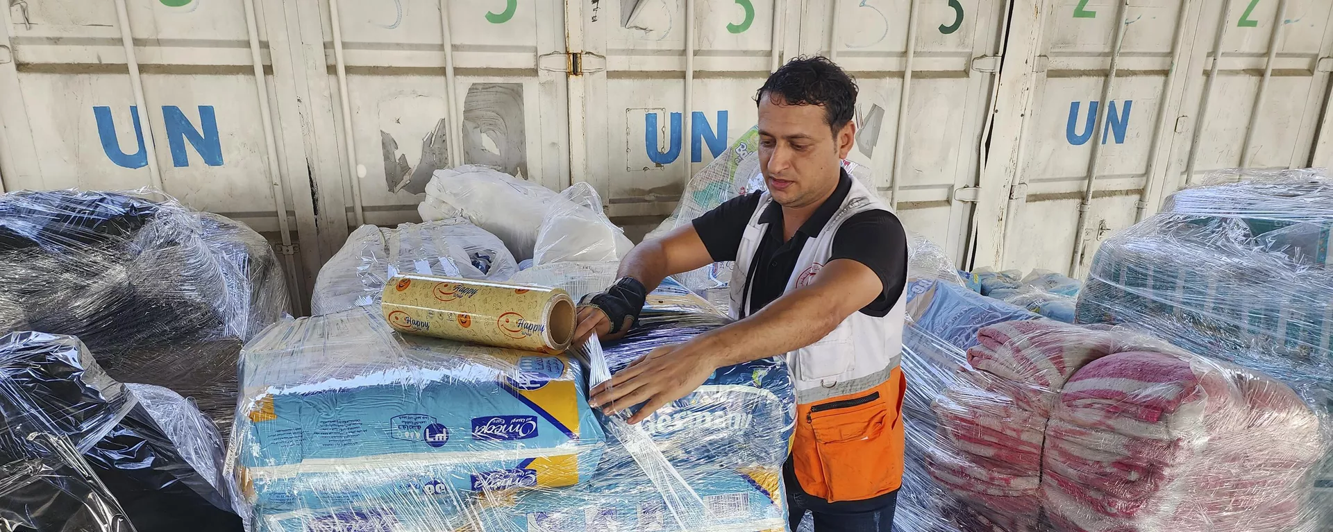 Personal de las Naciones Unidas y de la Media Luna Roja prepara la ayuda para su distribución a los palestinos en el punto de la Agencia de las ONU para refugiados  - Sputnik Mundo, 1920, 30.12.2023