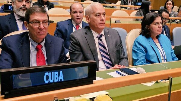A la izquierda el canciller cubano Bruno Rodríguez Parrilla en la Asamblea General de la ONU - Sputnik Mundo