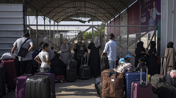 La gente esperando salida de la Franja de Gaza a Egipto por el paso de Rafah - Sputnik Mundo