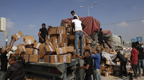 Entrada a Gaza de camiones con ayuda humanitaria desde Egitpo - Sputnik Mundo