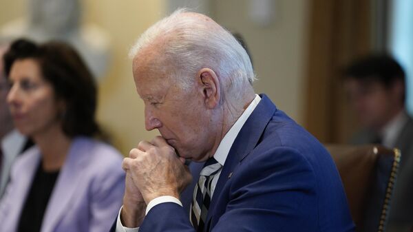 Joe Biden, el presidentede EEUU, escucha mientras se reúne con el presidente del Consejo Europeo y la presidenta de la Comisión Europea en la Sala del Gabinete de la Casa Blanca, el 20 de octubre de 2023  - Sputnik Mundo