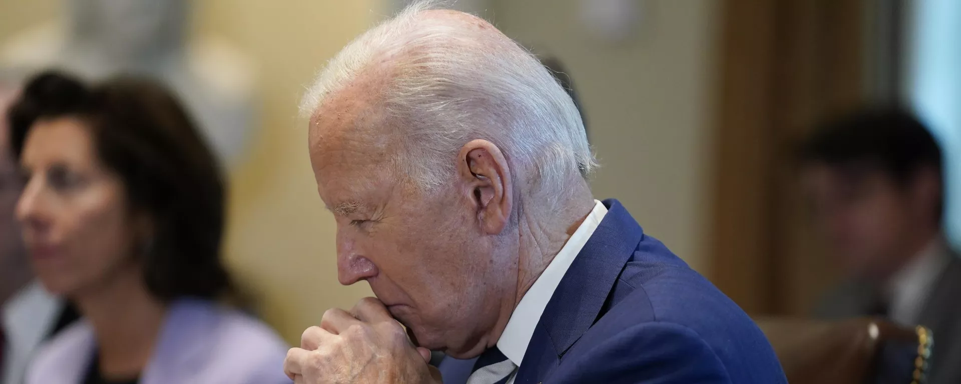 Joe Biden, el presidentede EEUU, escucha mientras se reúne con el presidente del Consejo Europeo y la presidenta de la Comisión Europea en la Sala del Gabinete de la Casa Blanca, el 20 de octubre de 2023  - Sputnik Mundo, 1920, 16.12.2023