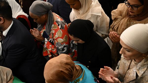 Mujeres rezan mientras el presidente estadounidense Joe Biden ofrece una recepción para celebrar el Eid al-Fitr, que marca el final del mes de ayuno musulmán del Ramadán, en la Sala Este de la Casa Blanca en Washington, DC, el 1 de mayo de 2023.  - Sputnik Mundo