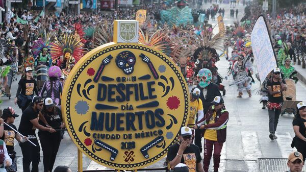 Calaveras, catrinas y flores: el Día de Muertos toma las calles de la Ciudad de México | Video - Sputnik Mundo