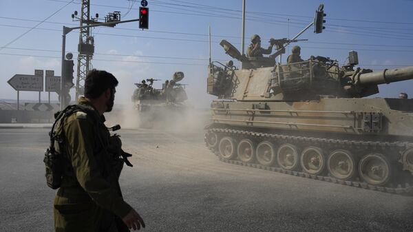 Tanques del Ejército israelí avanzan hacia la frontera de la Franja de Gaza, en el sur de Israel, el 1 de noviembre de 2023 - Sputnik Mundo