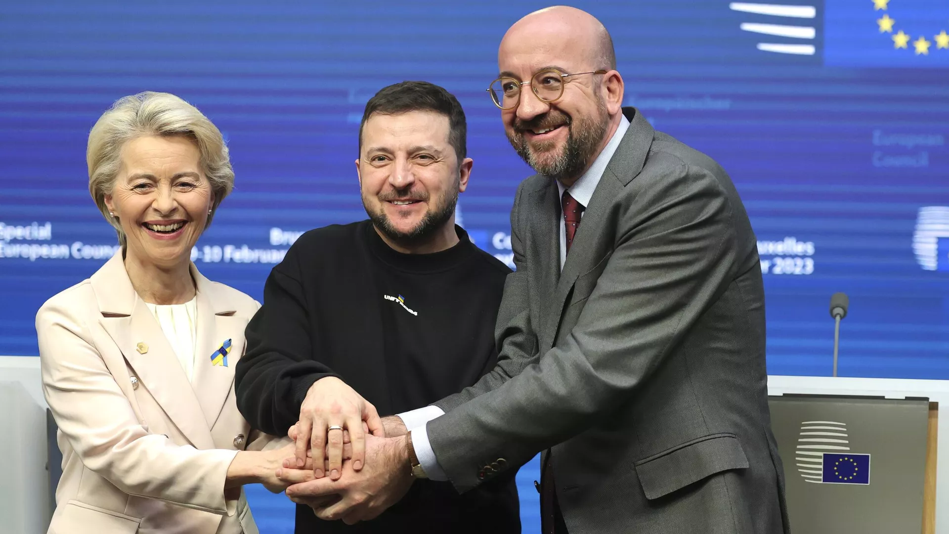 La presidenta de la Comisión Europea, Ursula von der Leyen, el presidente de Ucrania, Volodímir Zelenski, y el presidente del Consejo Europeo, Charles Michel, se dan la mano durante una cumbre de la UE en Bruselas el 9 de febrero de 2023 - Sputnik Mundo, 1920, 14.11.2023