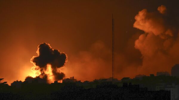 El fuego y el humo se elevan desde los edificios tras los ataques aéreos israelíes sobre la ciudad de Gaza - Sputnik Mundo