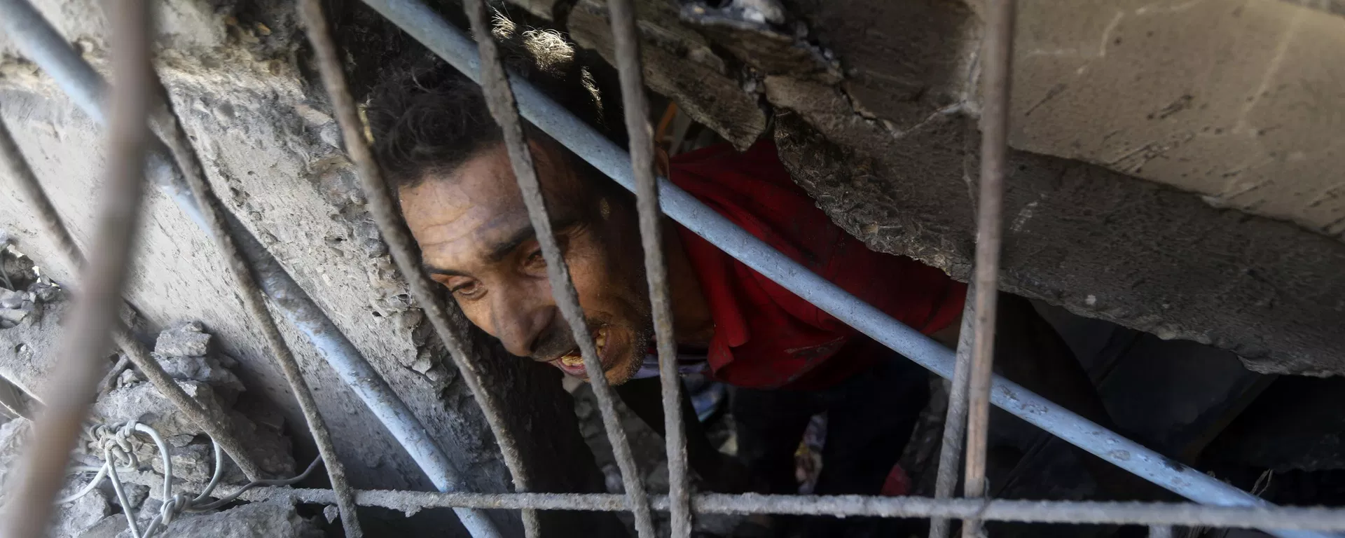 Un palestino busca sobrevivientes en los escombros tras bombardeo de Israel contra la Franja de Gaza Un palestino busca sobrevivientes en los escombros tras bombardeo de Israel contra la Franja de Gaza - Sputnik Mundo, 1920, 06.11.2023