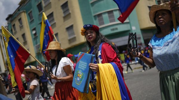 Un manifestante sostiene una copia simulada de la Constitución venezolana durante la marcha Recuperemos el Esequibo - Sputnik Mundo