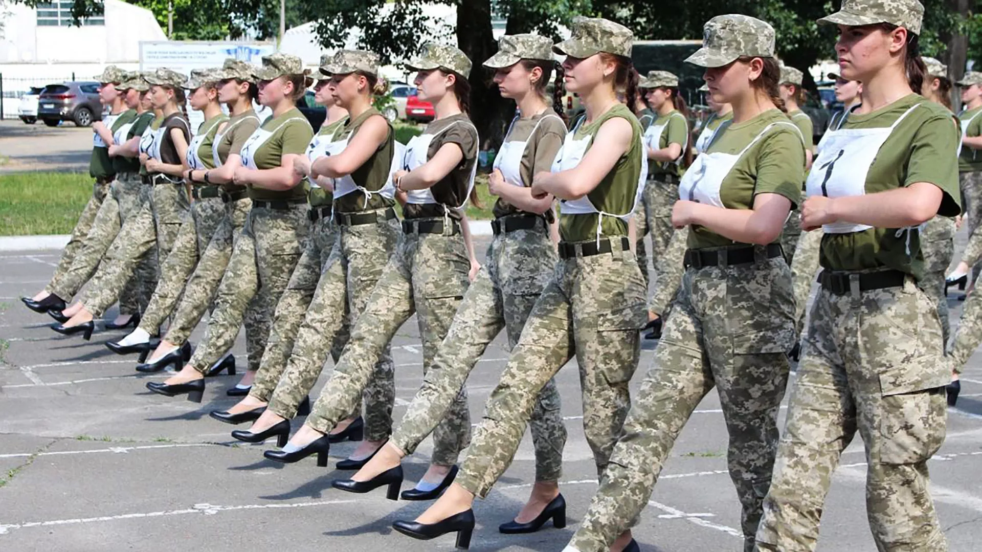 Una fotografia scattata e pubblicata dal servizio stampa del Ministero della Difesa ucraino il 2 luglio 2021 mostra le donne soldato ucraine che indossano i tacchi mentre partecipano alle prove della parata militare a Kiev.  - Mondo Sputnik, 1920, 09.11.2023