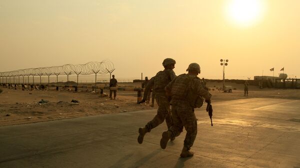 Militares estadounidenses corren hacia la frontera de Irak con Kuwait el 18 de agosto de 2010 - Sputnik Mundo