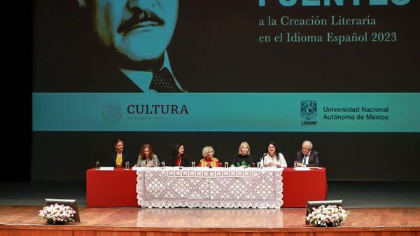 Acompañada de autoridades culturales y gubernamentales, así como la periodista Silvia Lemus, Elena Poniatowska recibió el premio Carlos Fuentes - Sputnik Mundo