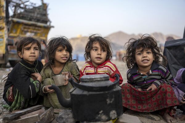 Niños refugiados afganos en Torkham, Afganistán, cerca de la frontera con Pakistán. - Sputnik Mundo
