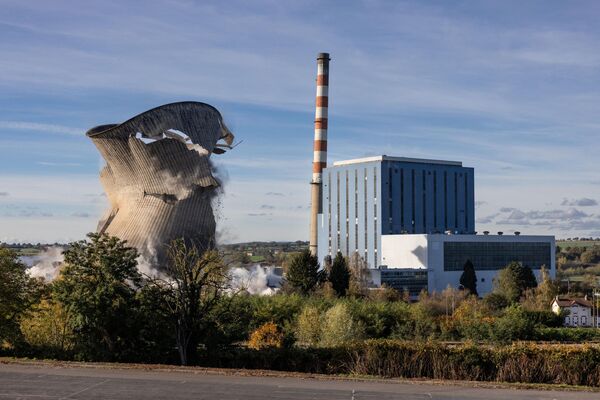 Destrucción de la torre de refrigeración de la antigua central eléctrica de carbón Lucy en Montceau-les-Mines, Francia. - Sputnik Mundo