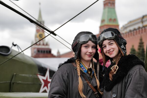 Participantes de una exposición con motivo del 82.º aniversario del desfile militar en la Plaza Roja de Moscú. - Sputnik Mundo