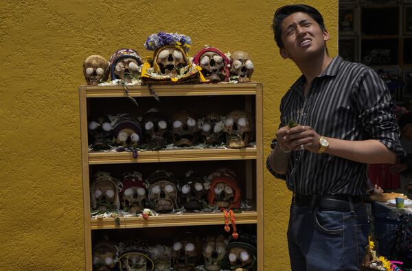 Unos cráneos decorados en el Cementerio General de La Paz, Bolivia, durante la fiesta anual de las Natitas, que tradicionalmente marca el final del Día de Todos los Santos. - Sputnik Mundo