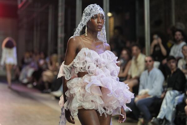 Una modelo la colección Helo Rocha en la Semana de la Moda de Sao Paulo, Brasil. Una modelo la colección Helo Rocha en la Semana de la Moda de Sao Paulo, Brasil. - Sputnik Mundo