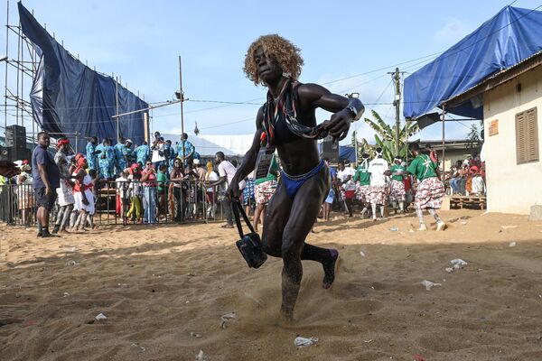 Un joven baila en la plaza central de Grand-Bassam, Costa de Marfil, durante el festival cultural anual de Abissa, cuando el pueblo N&#x27;Zima, reunido en torno a su jefe, resume el año transcurrido y planifica el futuro. - Sputnik Mundo