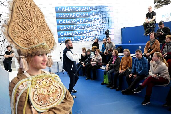 Solo en el territorio de Samara, en la región del Volga, viven representantes de 157 nacionalidades y 14 etnias.En la foto: una mujer en un traje nacional ruso estilizado en el pabellón de la región de Samara. - Sputnik Mundo