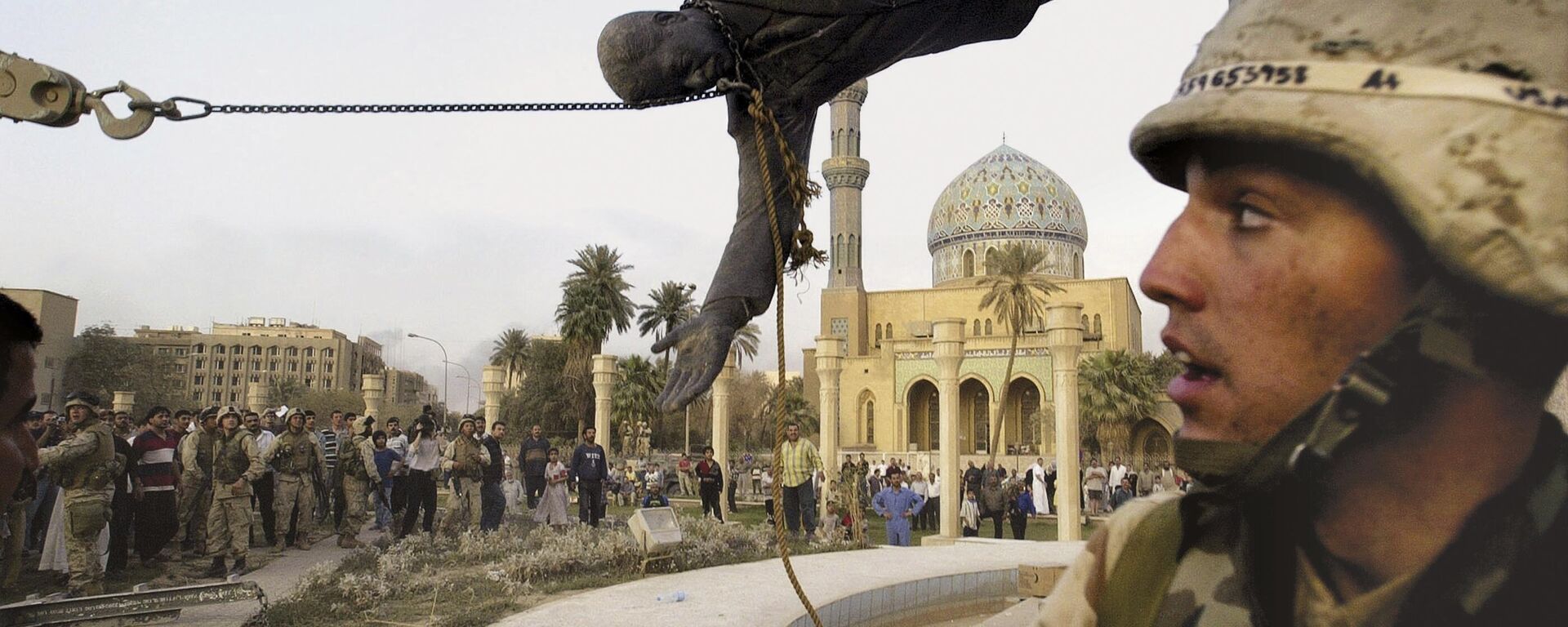 Civiles iraquíes y soldados estadounidenses derriban una estatua de Sadam Husein en el centro de Bagdad, 9 de abril de 2003 - Sputnik Mundo, 1920, 11.11.2023
