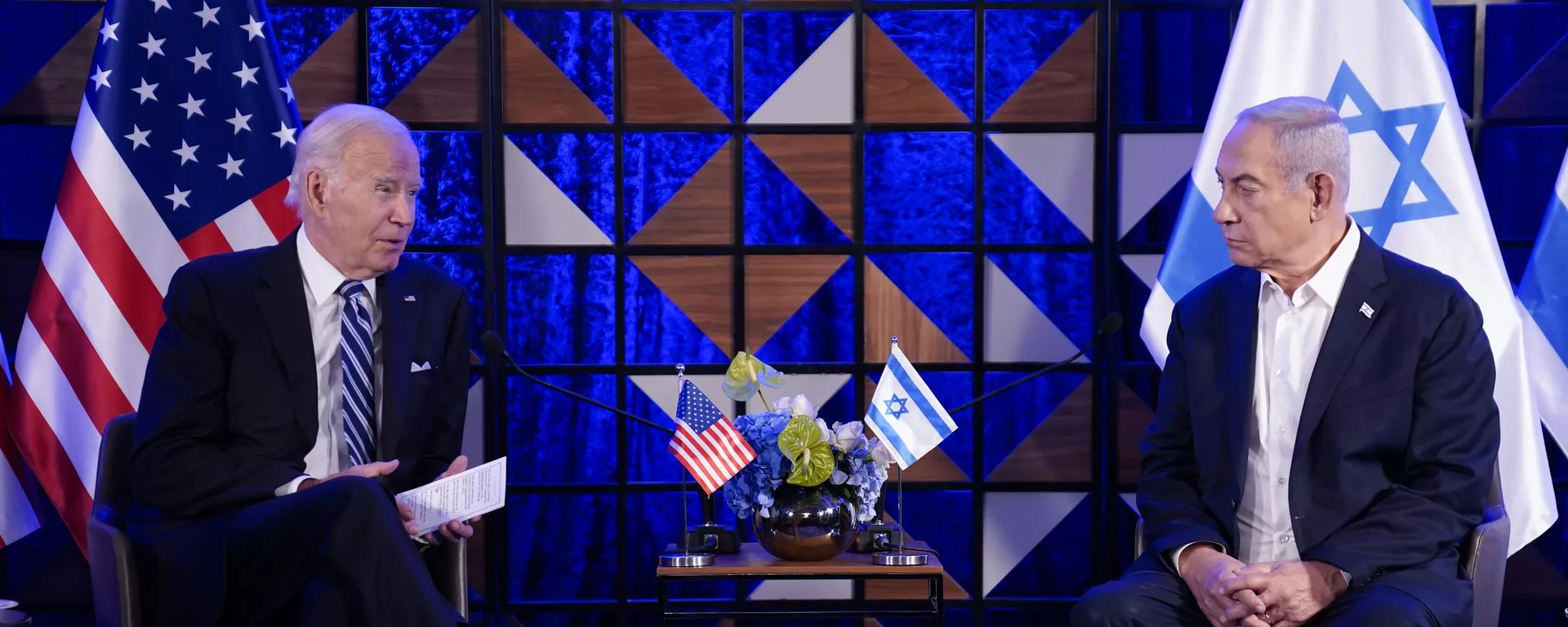 El presidente Joe Biden habla durante su reunión con el primer ministro israelí Benjamin Netanyahu - Sputnik Mundo, 1920, 11.11.2023