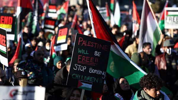 ¡Paren de bombardear niños!: Londres realiza  marcha masiva en favor del pueblo palestino  - Sputnik Mundo