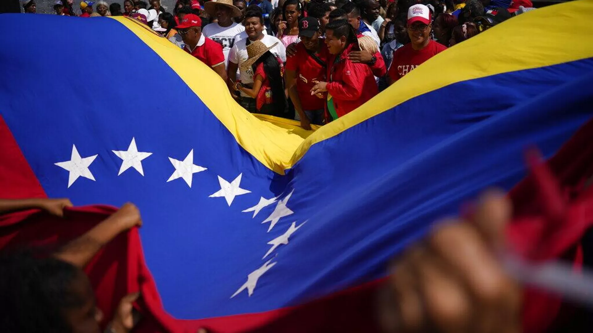 Una bandera de Venezuela en las calles de Caracas - Sputnik Mundo, 1920, 07.12.2023