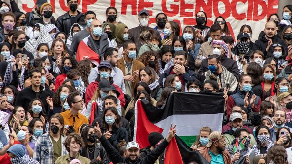 Partidarios de Palestina se reúnen en la Universidad de Harvard para mostrar su apoyo a los palestinos de Gaza en una concentración en Cambridge, Massachusetts, el 14 de octubre de 2023.  - Sputnik Mundo