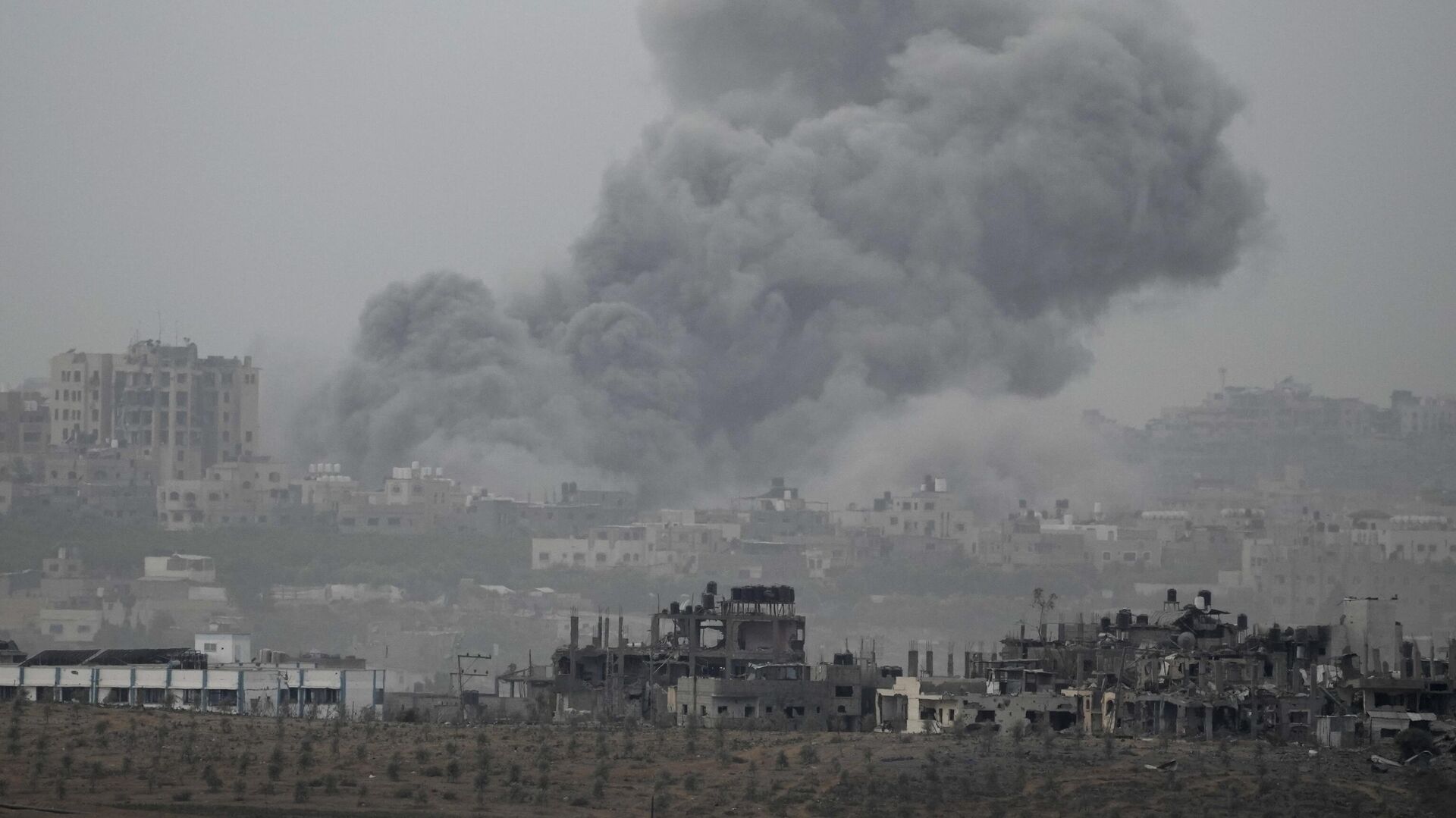 El humo se eleva tras un ataque aéreo israelí en la Franja de Gaza, visto desde el sur de Israel - Sputnik Mundo, 1920, 21.11.2023