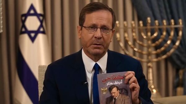 El presidente de Israel, Isaac Herzog, muestra un ejemplar en árabe de 'Mi lucha', de Adolf Hitler - Sputnik Mundo