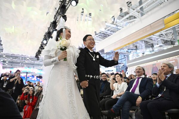 El matrimonio de una pareja de la república de Sajá (Yakutia) también se celebró según una antigua tradición. - Sputnik Mundo