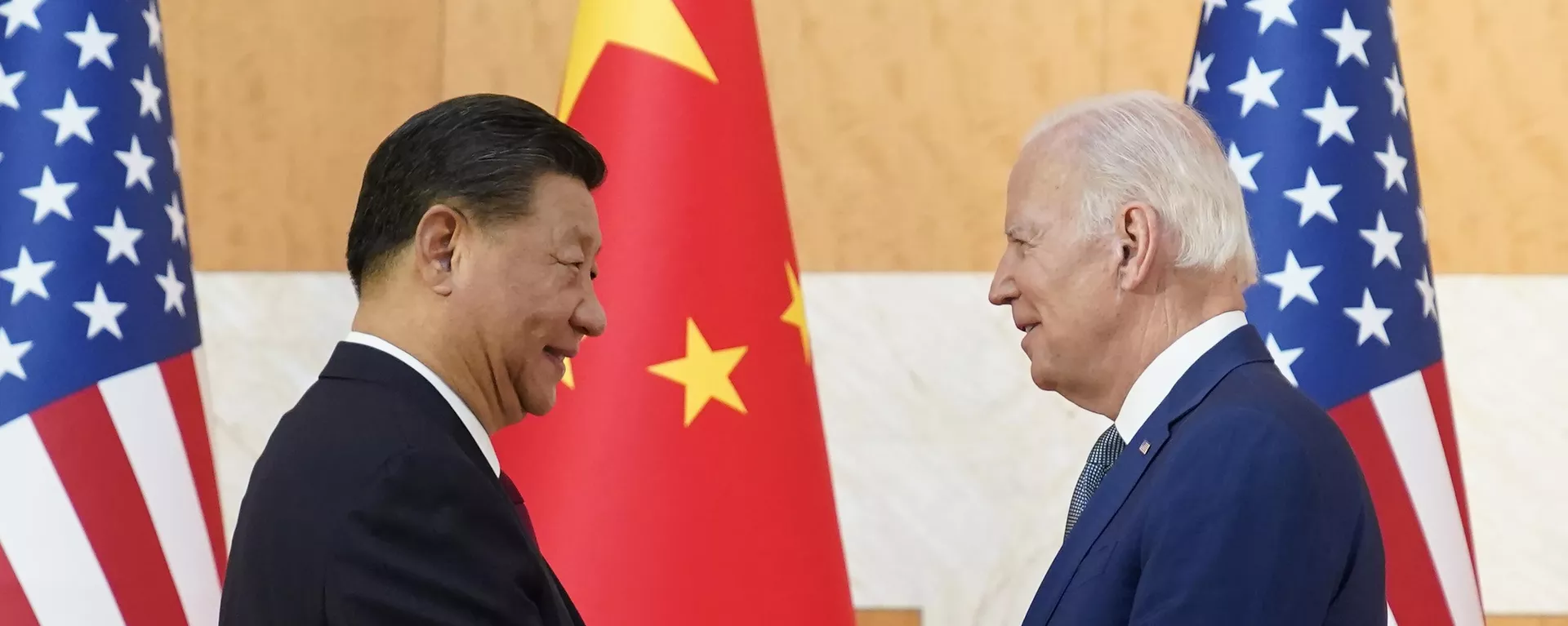 El mandatario chino, Xi Jinping, y el presidente de Estados Unidos, Joe Biden, dan la mano antes de su reunión al margen de la cumbre del G20, el 14 de noviembre de 2022 - Sputnik Mundo, 1920, 07.03.2024