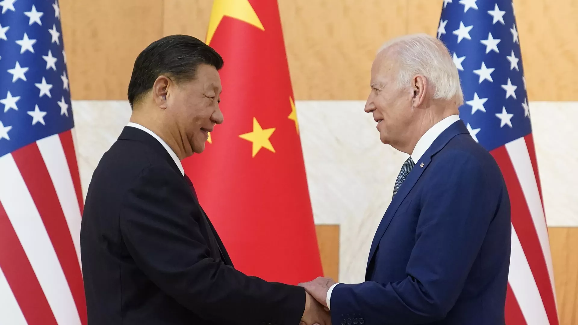 El mandatario chino, Xi Jinping, y el presidente de Estados Unidos, Joe Biden, dan la mano antes de su reunión al margen de la cumbre del G20, el 14 de noviembre de 2022 - Sputnik Mundo, 1920, 18.11.2023