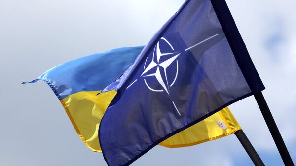 Las banderas de la OTAN y de Ucrania - Sputnik Mundo