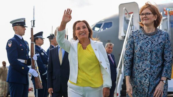 Al centro, la presidenta de Perú, Dina Boluarte, en su llegada a EEUU - Sputnik Mundo