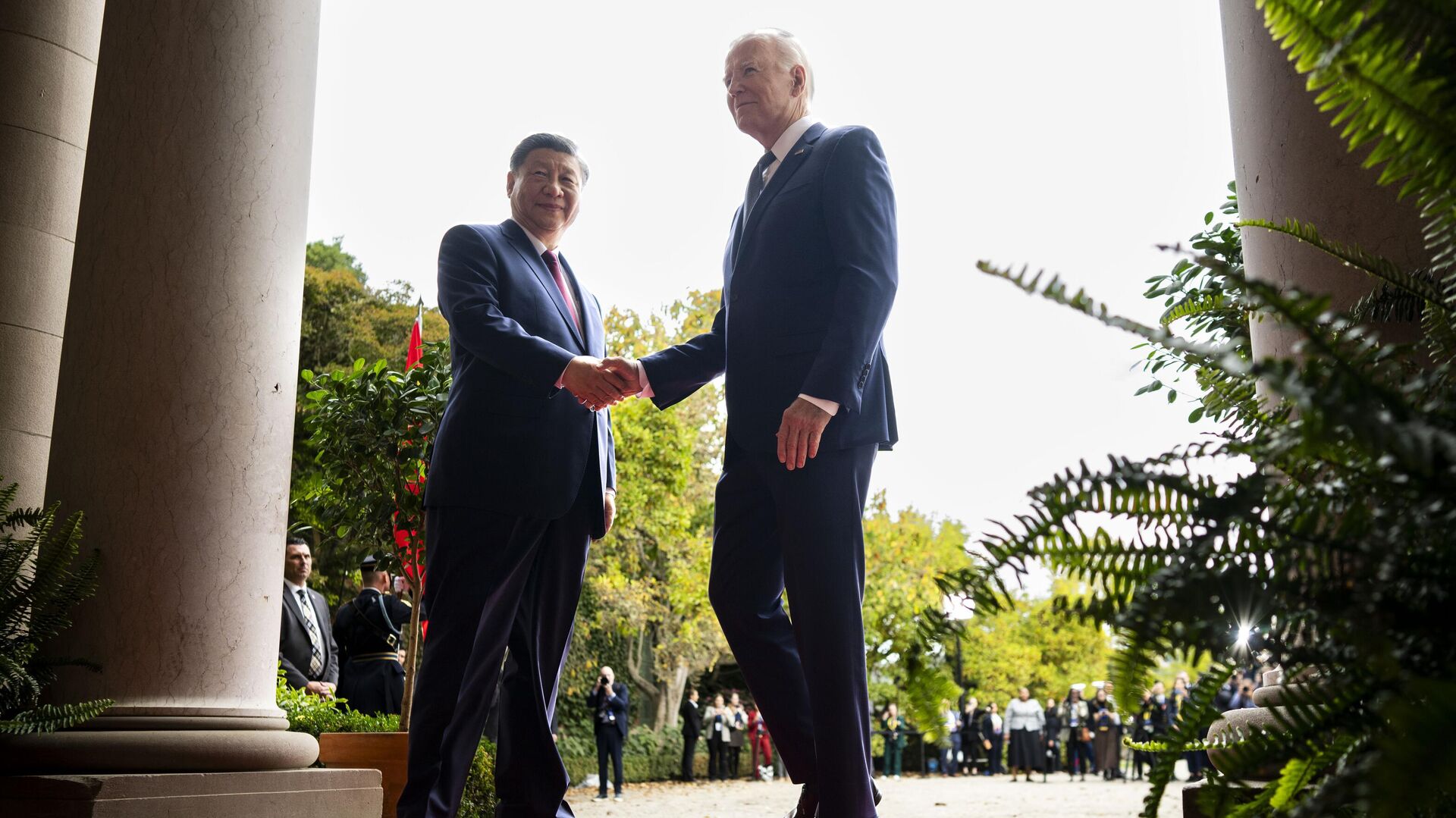 Президент Джо Байден приветствует председателя КНР Си Цзиньпина на полях конференции Азиатско-Тихоокеанского экономического сотрудничества в поместье Филоли в Вудсайде, Калифорния - Sputnik Mundo, 1920, 17.11.2023