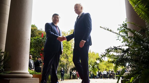 Президент Джо Байден приветствует председателя КНР Си Цзиньпина на полях конференции Азиатско-Тихоокеанского экономического сотрудничества в поместье Филоли в Вудсайде, Калифорния - Sputnik Mundo