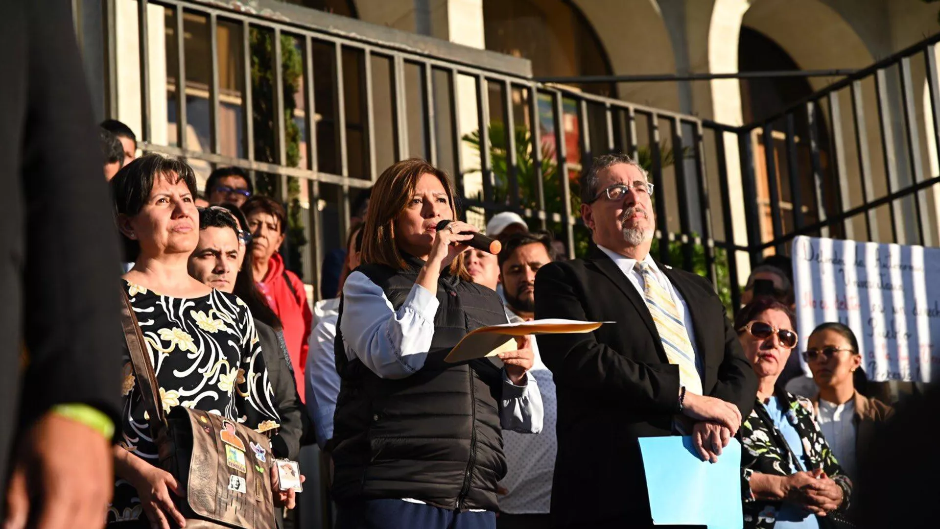 El binomio presidencial electo de Guatemala, Bernardo Arévalo y Karin Herrera, durante una manifestación contra el allanamiento de la Universidad de San Carlos - Sputnik Mundo, 1920, 17.11.2023